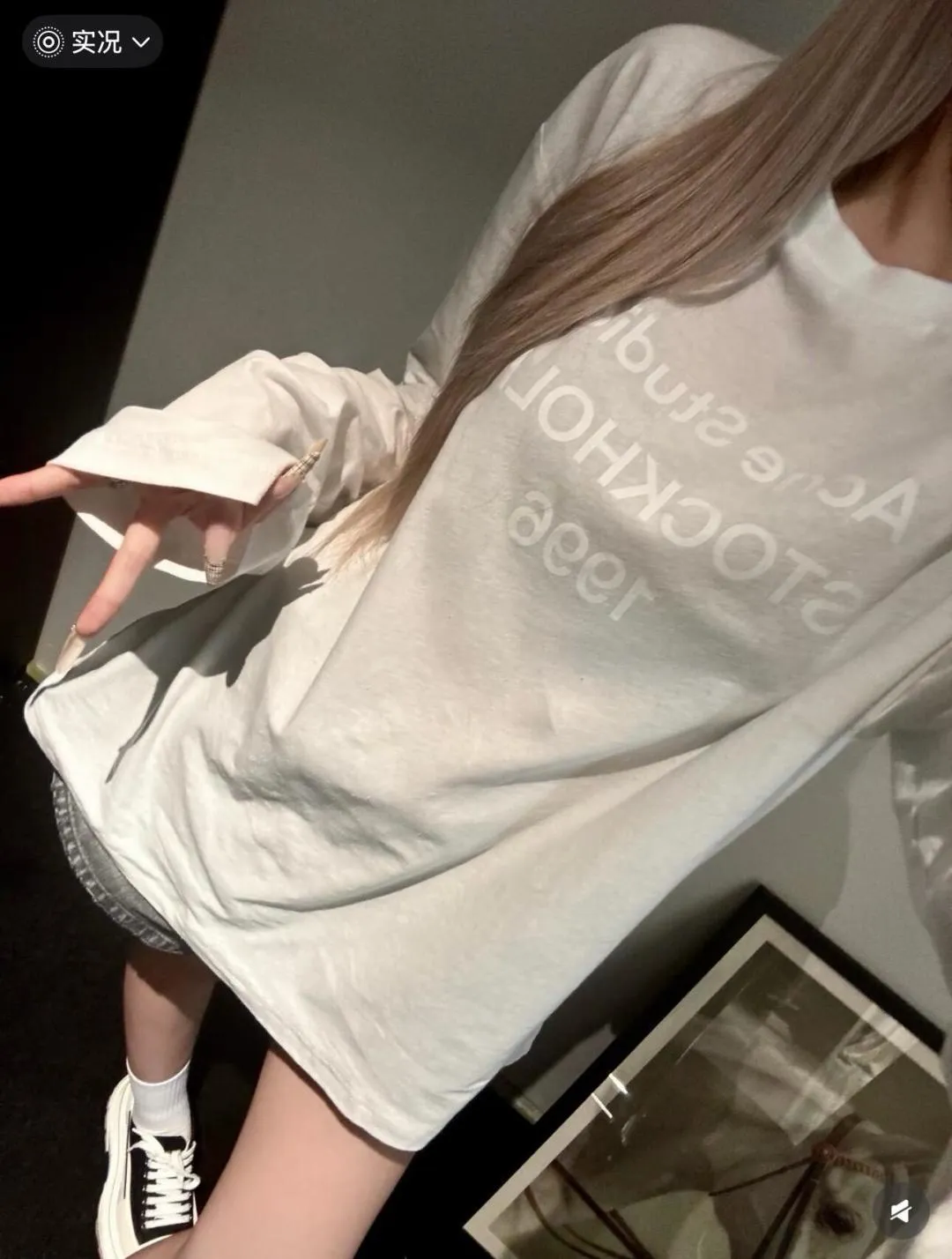 (Newly added, peach pink, white silicone printing) Acne All-Star slub cotton material, Retro washed and distressed version of printed letter long-sleeved T-shirt, made of slub cotton super soft fabric, excellent breathability, after washing process, and then the chest part is made to feel dirty, and the lower part shows a gradient effect. The clothes have a natural and slightly see-through Retro style. The collar, hem and cuffs are slightly frayed to better fit the overall tone. The distressed and cracked printed letters on the chest indicate the location of the brand and headquarters and the year of establishment. It has a very basic but not monotonous design concept. It seems simple and full of trendy and fashionable charm. The overall style continues the neutral atmosphere. The loose-fitting wearing experience for men and women is also very friendly to the figure. It is very nice whether worn alone or as an inner layer. Grams of washed slub cotton Black, White, Pink, Green, Dark Blue, Light Blue, Glacier Blue, Brick Red, Peach Pink, White Silicone Print S M L Sleeve length 69.5, shoulder width 54.5)